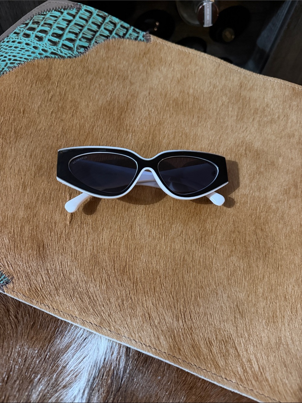 Black and White Retro Cat-Eye Sunglasses